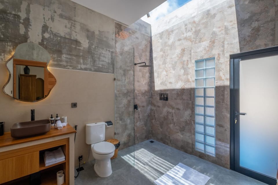 Shower, Toilet