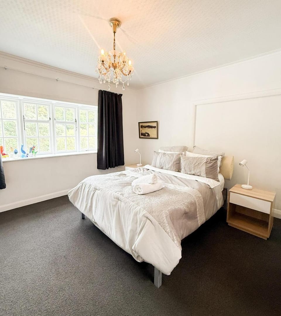 Heritage 1915 Home, Modern Elegance House in Wellington