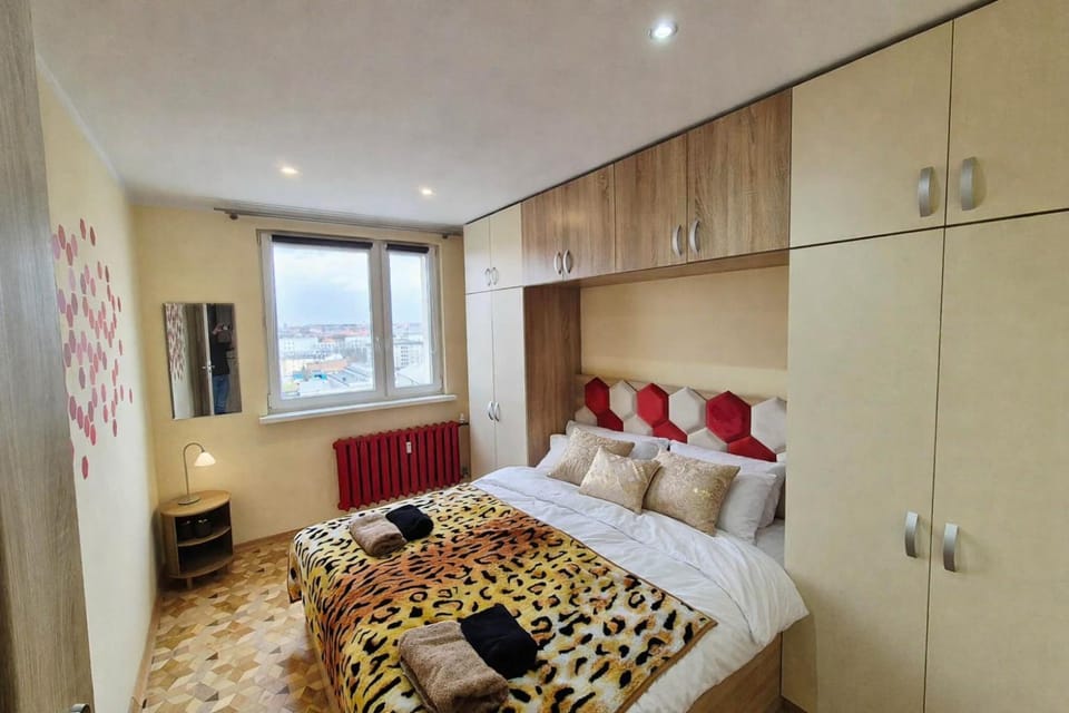 Bed, View (from property/room), Bedroom, City view
