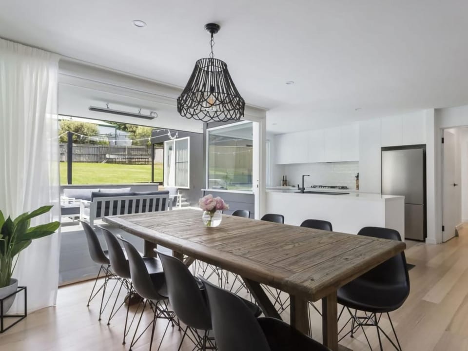 Villa Luna Luxury Pool Escape House in Melbourne