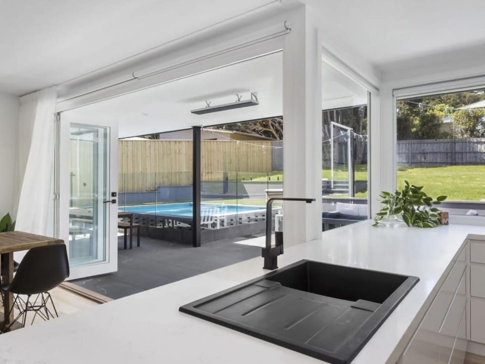 Villa Luna Luxury Pool Escape House in Melbourne