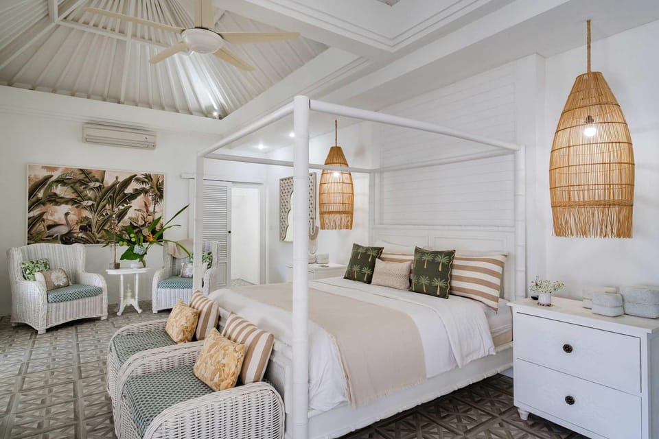 Bed, Photo of the whole room, Seating area, Bedroom