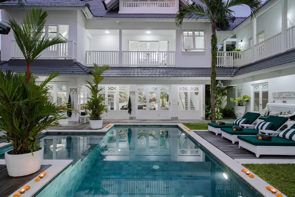Property building, Patio, Night, Pool view, Swimming pool, Swimming pool, sunbed