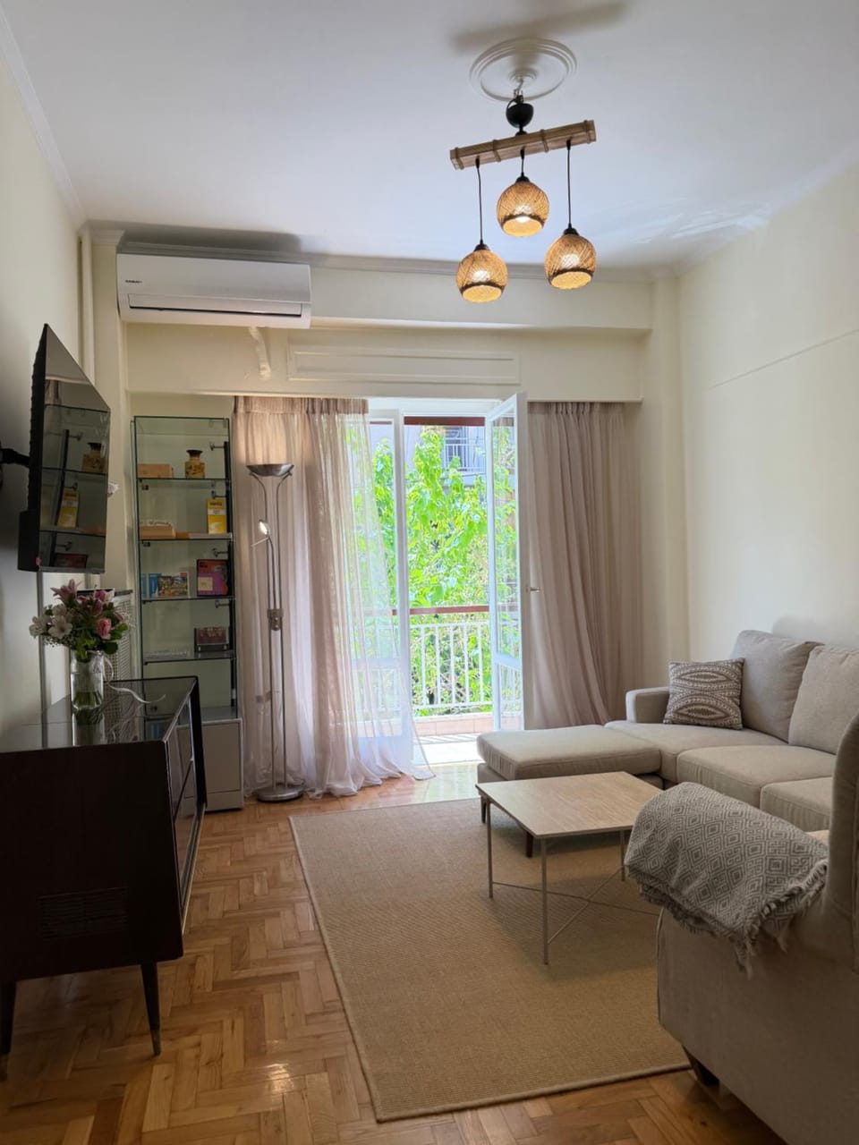 TV and multimedia, Living room, Seating area, air conditioner
