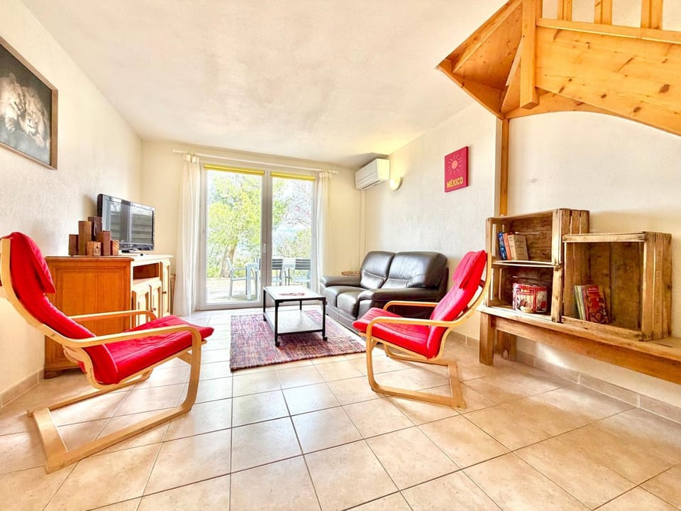 Chez Vous, Ailleurs | Piscine & Terrasse House in Calvisson