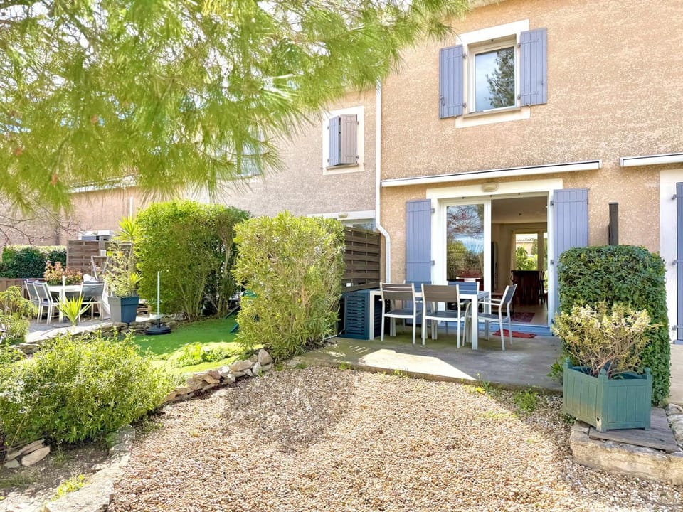 Chez Vous, Ailleurs | Piscine & Terrasse House in Calvisson