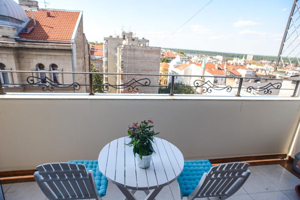 Balcony/Terrace, City view, River view, Street view