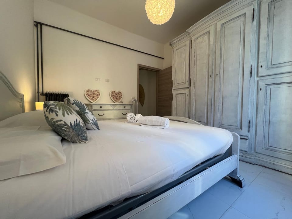 Photo of the whole room, Bedroom, wardrobe