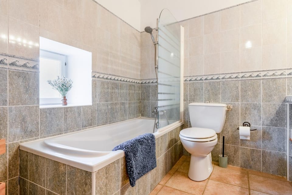 Bathroom, Living room
