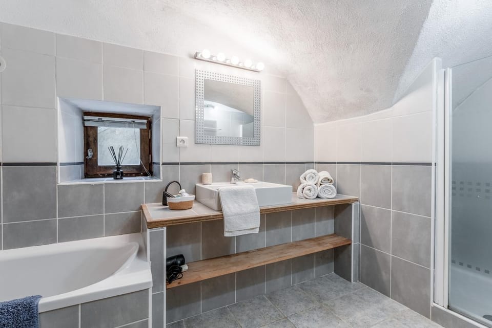 Bathroom, Living room