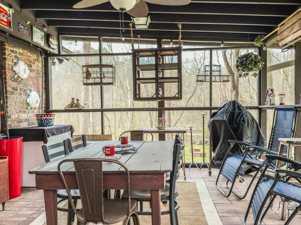 A Charming Nature Retreat House in Greensboro