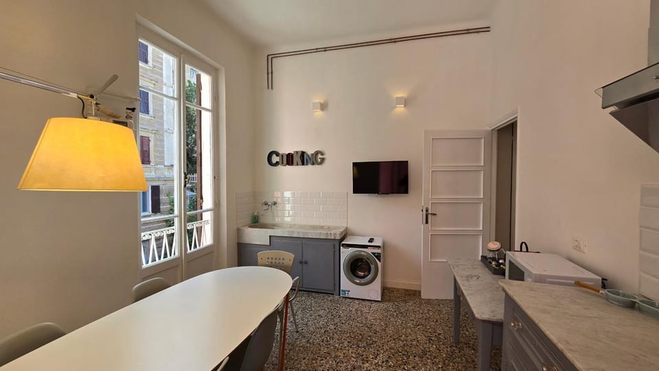TV and multimedia, Kitchen or kitchenette, Seating area, washing machine