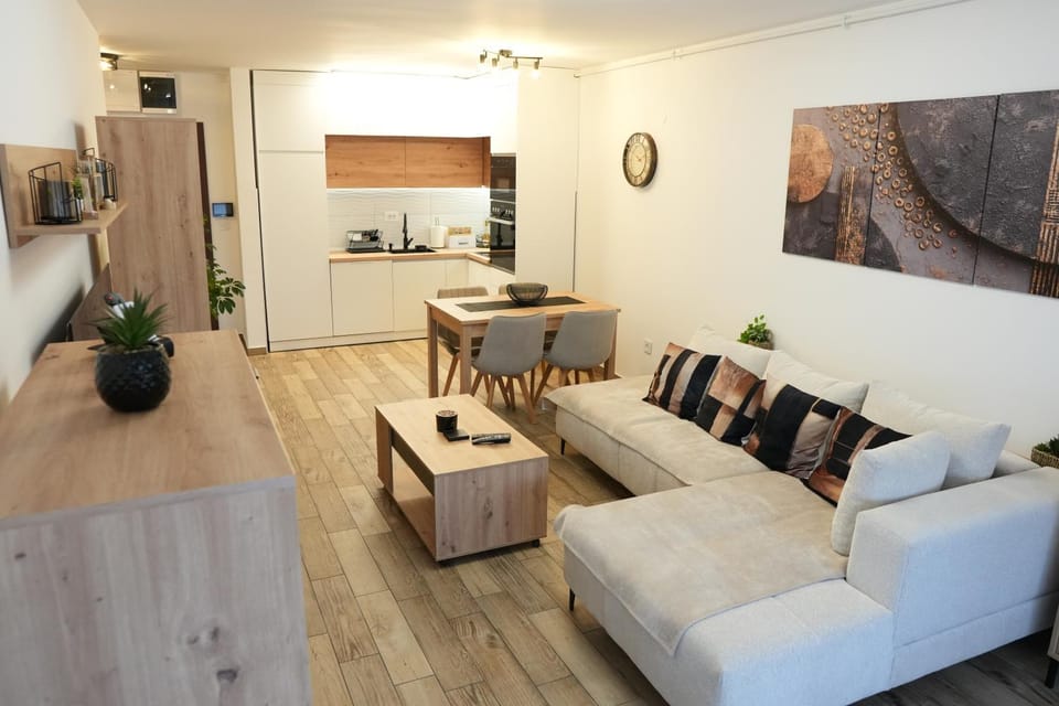 TV and multimedia, Kitchen or kitchenette, Living room, Seating area, Dining area