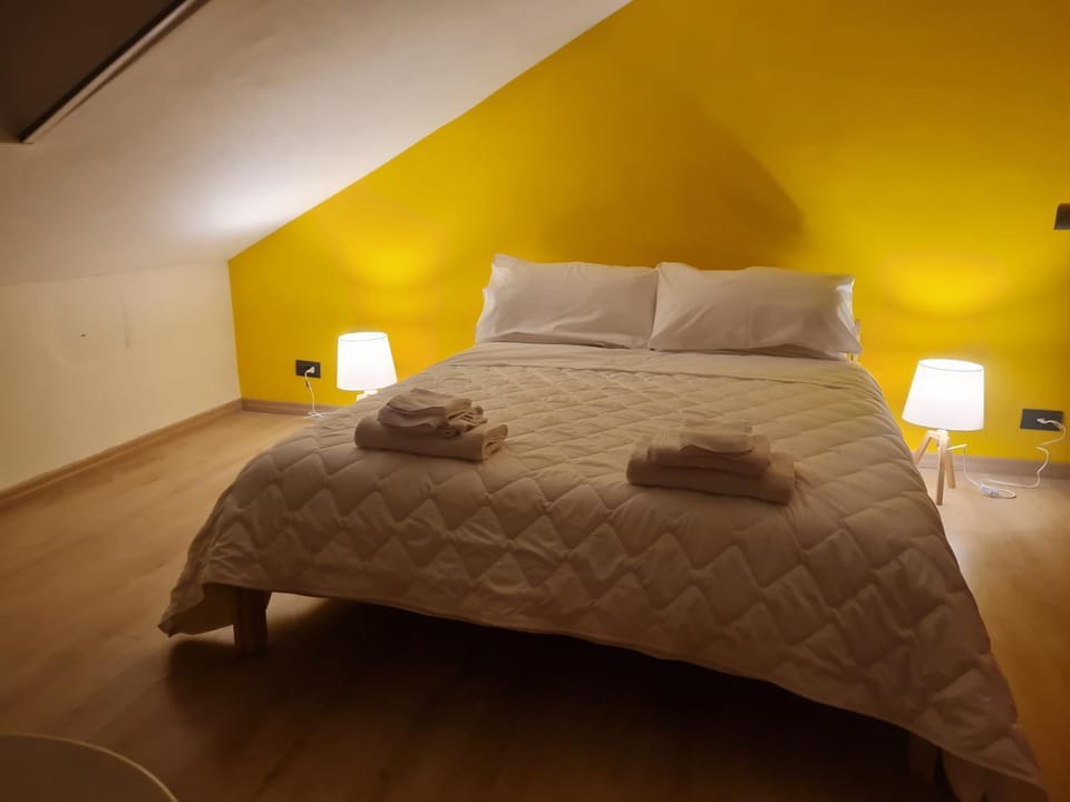 Bed, Photo of the whole room, Bedroom, towels