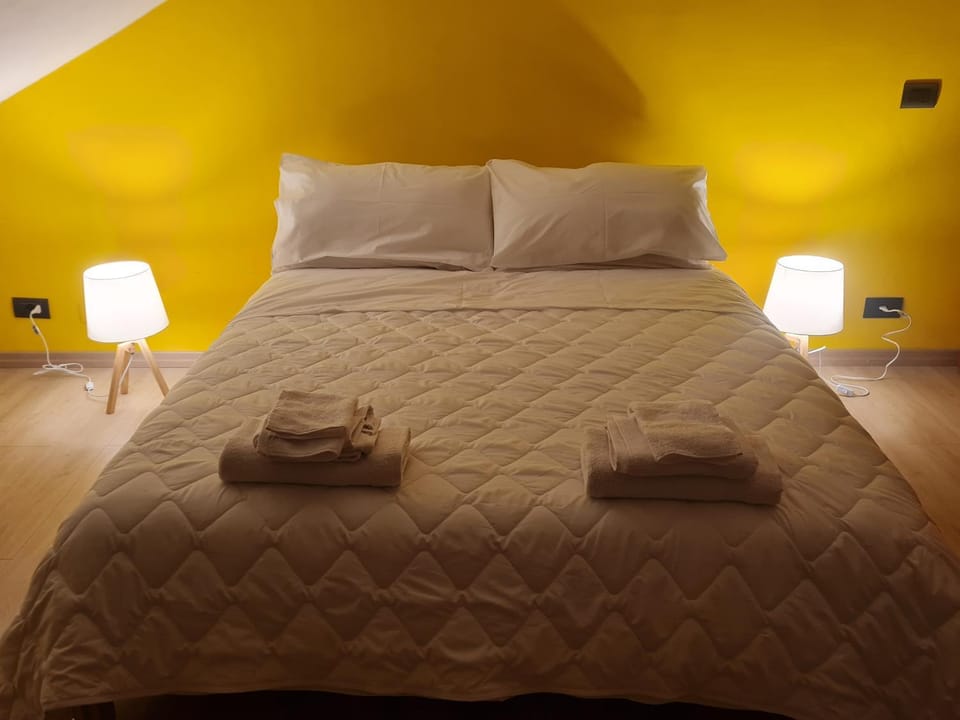 Bed, Photo of the whole room, Bedroom, towels