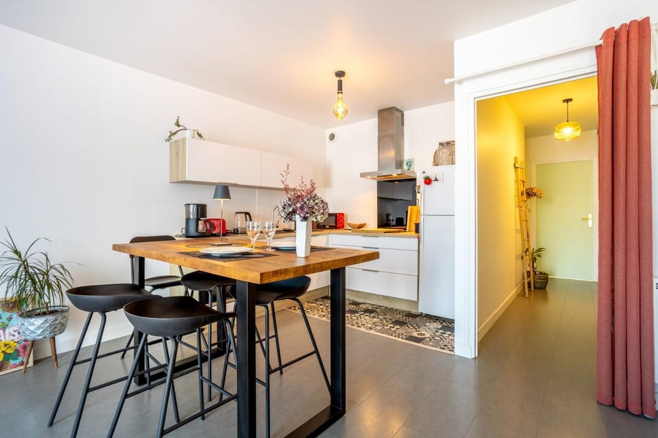 Property building, Kitchen or kitchenette, Living room