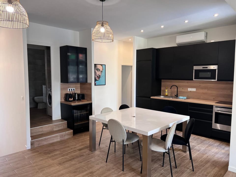 Kitchen or kitchenette, Living room, Seating area, Dining area, dishwasher, oven, pet friendly, stove, toaster, air conditioner