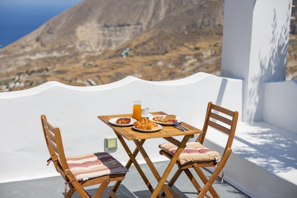 Loft Kaves Pool & Bar Suites Apartment in Santorini