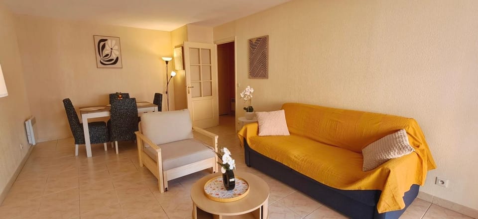 Large apartment with a 35 m terrace Apartment in Saint-Raphael