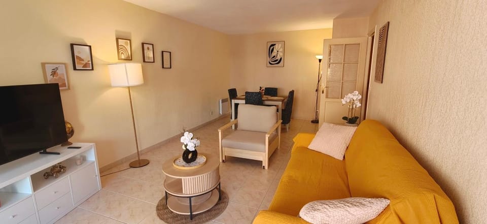 Large apartment with a 35 m terrace Apartment in Saint-Raphael
