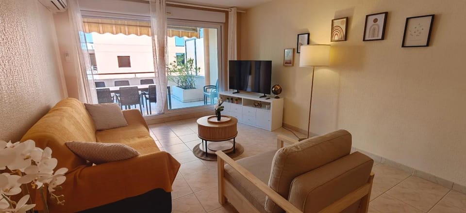 Large apartment with a 35 m terrace Apartment in Saint-Raphael