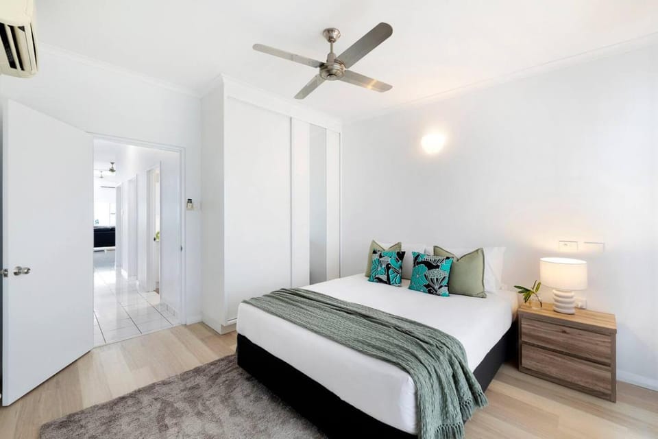 Bed, Bedroom, wardrobe, air conditioner