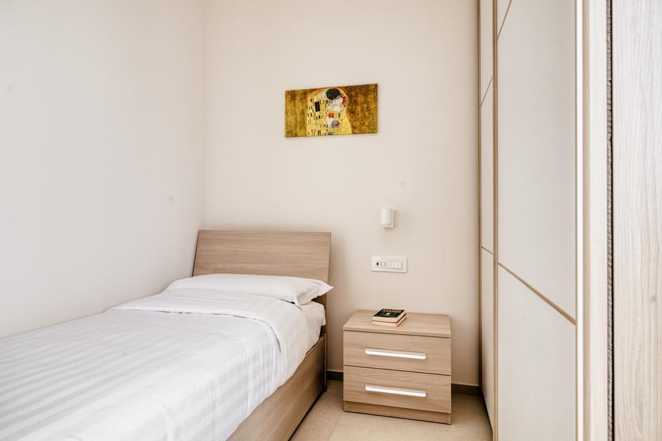 Photo of the whole room, Bedroom, wardrobe