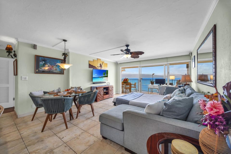 2 Ensuites Top Floor Oceanfront Big Lanai Views Whales & More House in Kahana