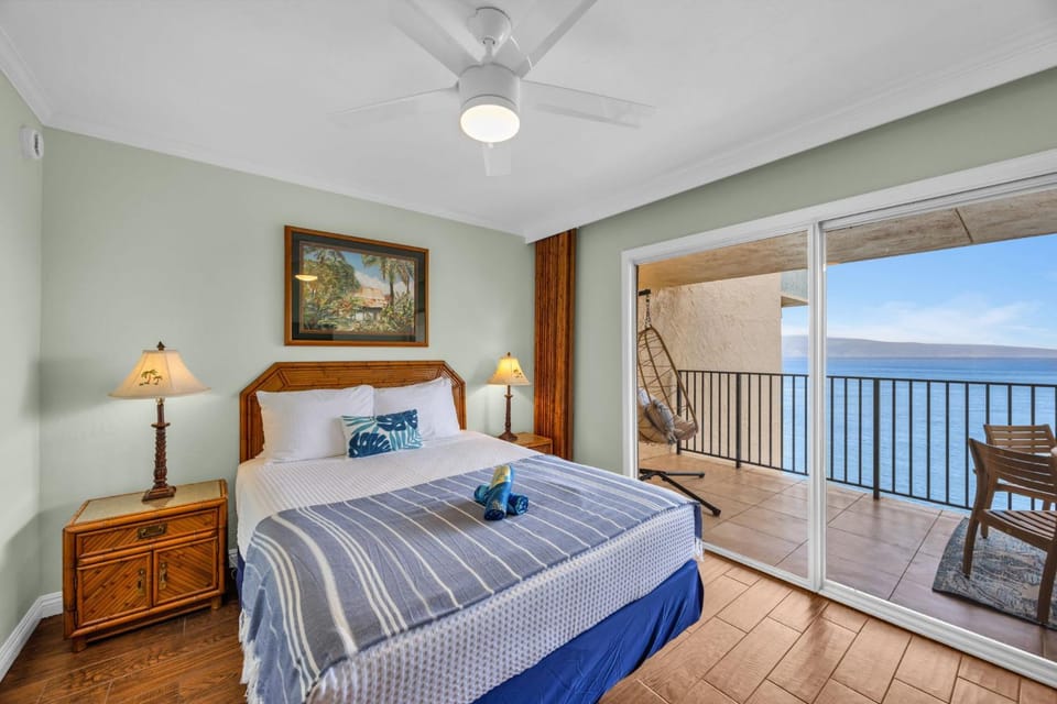 2 Ensuites Top Floor Oceanfront Big Lanai Views Whales & More House in Kahana