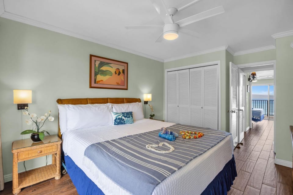 2 Ensuites Top Floor Oceanfront Big Lanai Views Whales & More House in Kahana