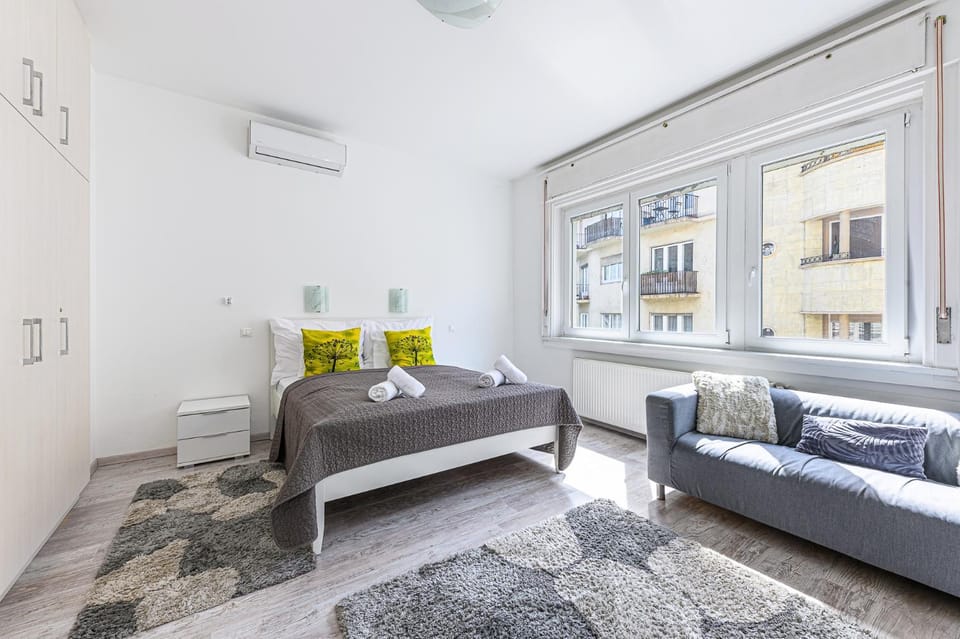 Bed, Living room