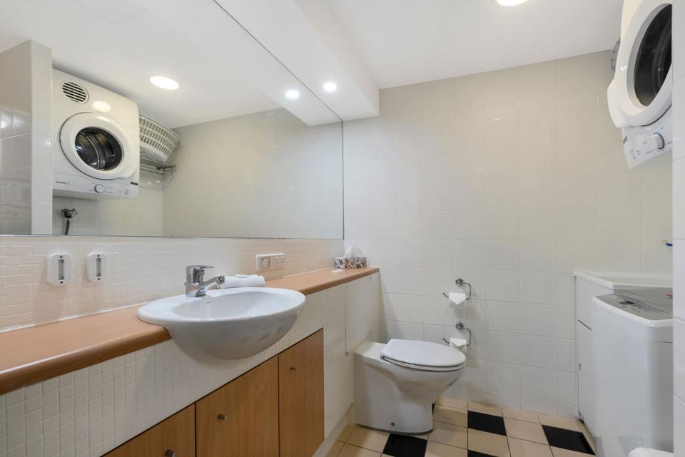 Sunny King Studio, Pool, Spa & Walk Everywhere Apartment in The Entrance