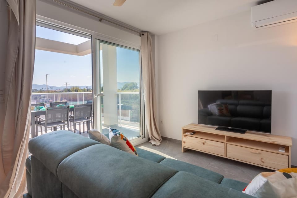 Communal lounge/ TV room, TV and multimedia, Balcony/Terrace, air conditioner