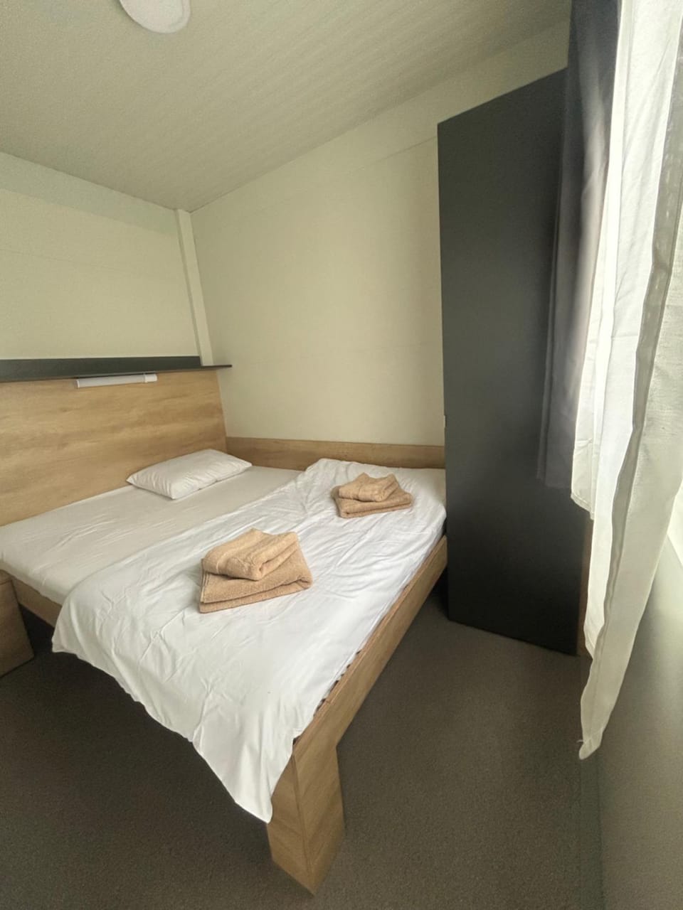 Bed, Bedroom, towels