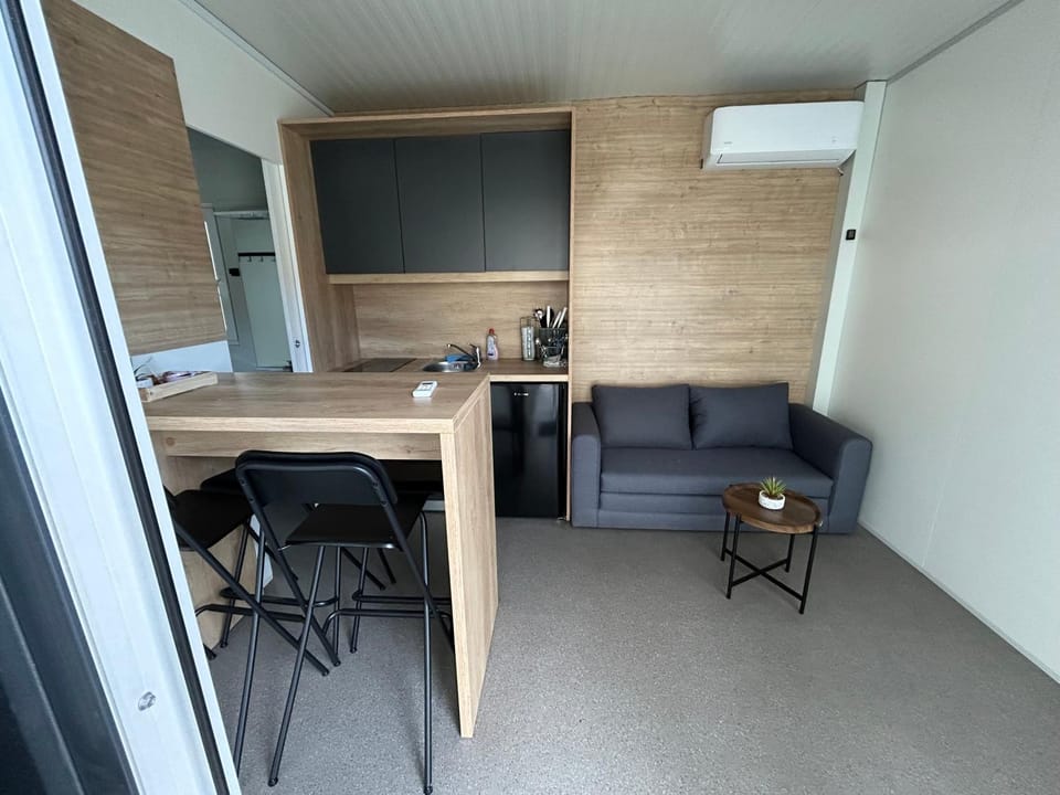 Seating area, Dining area, air conditioner