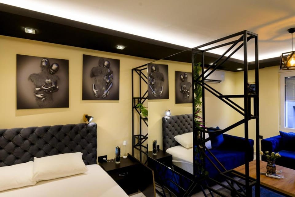 Bed, Seating area, Bedroom