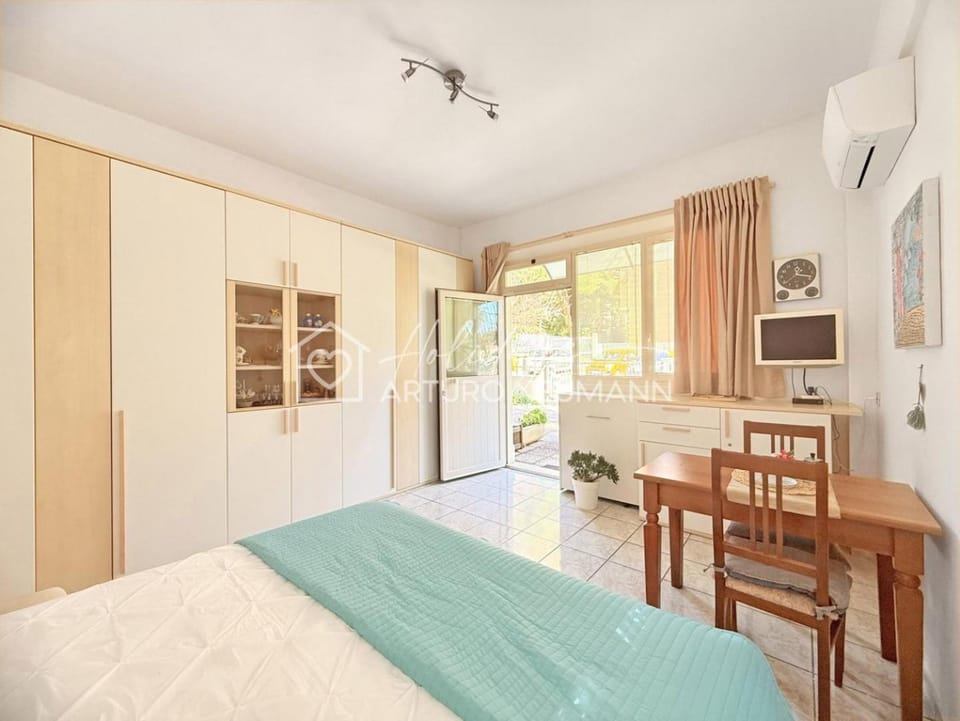 Bed, TV and multimedia, Living room, Seating area