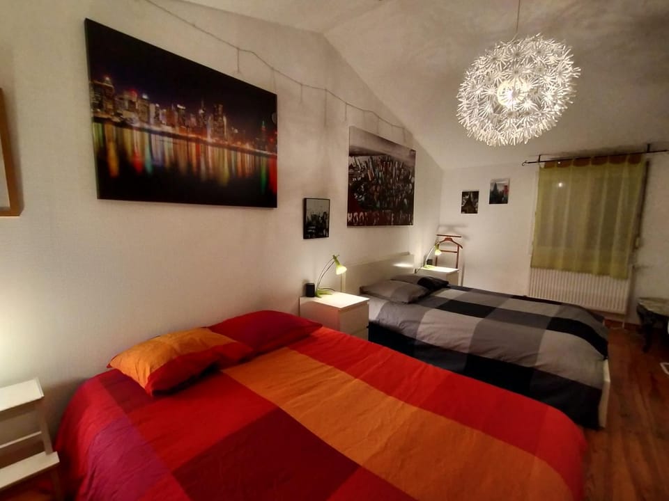 Photo of the whole room, Bedroom