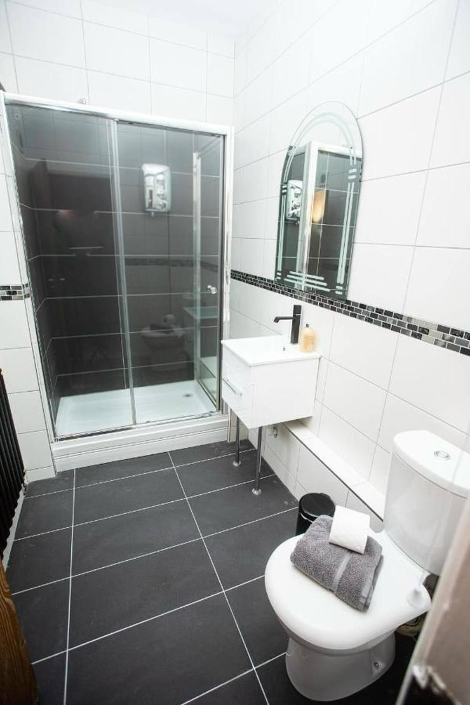 Spacious House Sleeps 10 -Near BikePark Wales -Central -Parking House in Wales