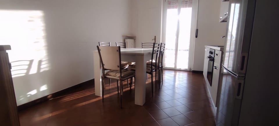 Dining area, internet, stove