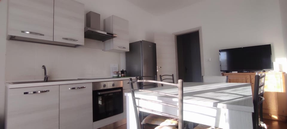 TV and multimedia, Dining area, oven, stove