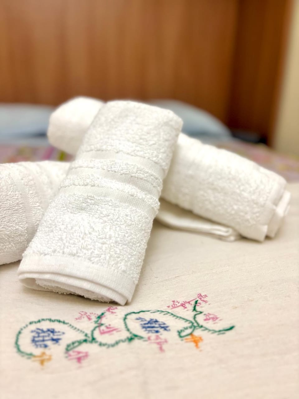 Bed, Bedroom, towels