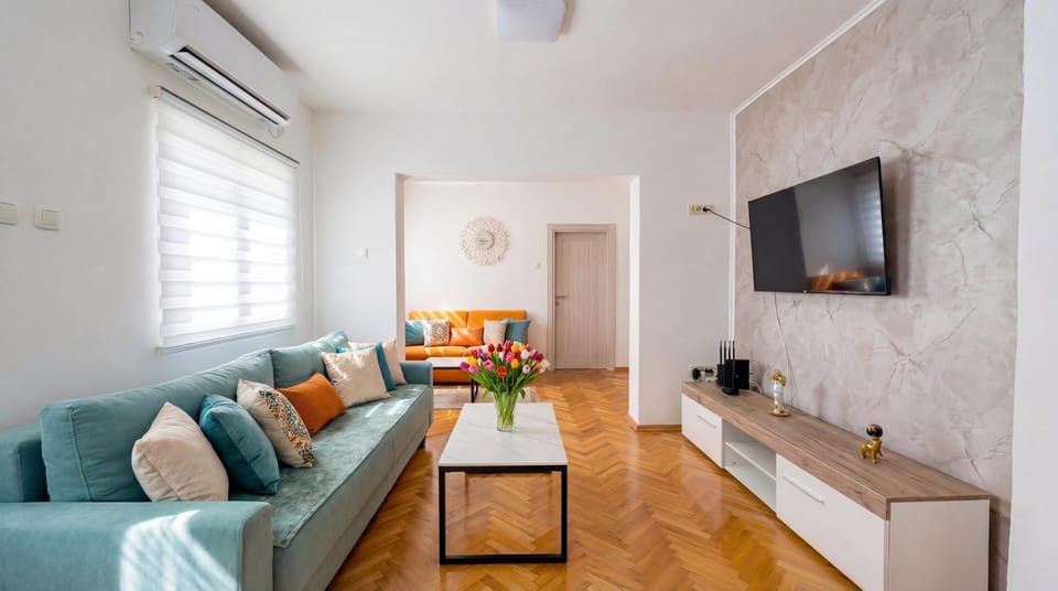 Communal lounge/ TV room, TV and multimedia, Living room, Seating area, Evening entertainment, air conditioner