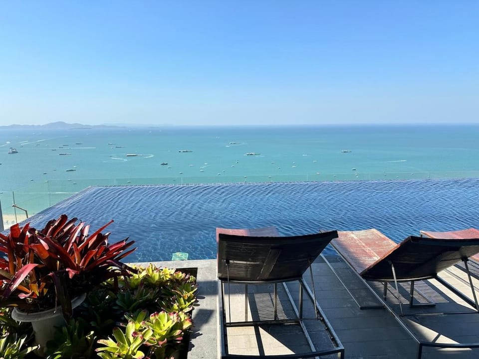 Centric sea Pattaya 21st floor sea view top floor infinity pool 21 terminal Centara Walking Street 6th Lane Temple of Truth Apartment in Pattaya City