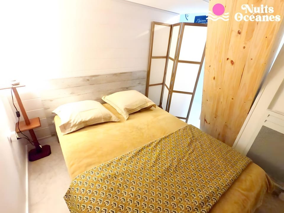Property building, Living room, Bedroom
