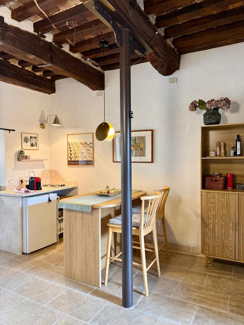 Kitchen or kitchenette, Dining area, stove