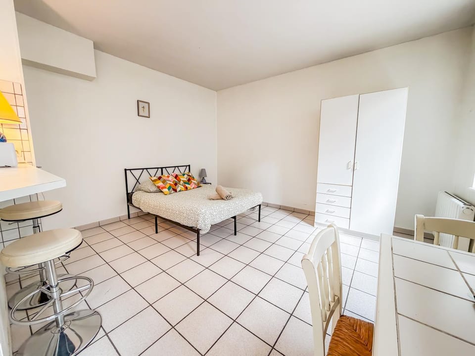 Property building, Bed