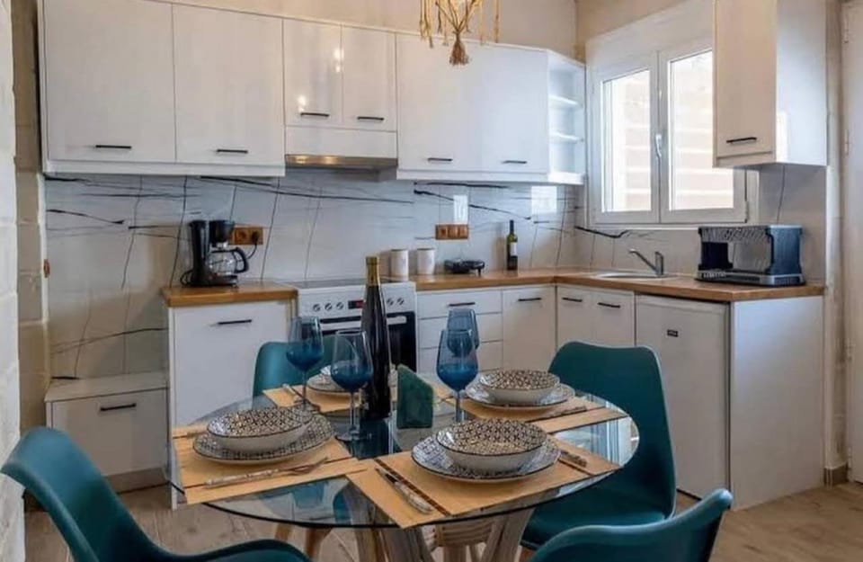 Dining area, kitchen
