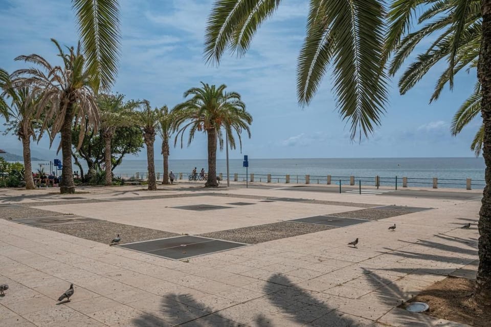 Neighbourhood, Beach