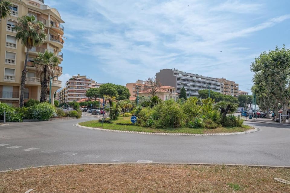 Property building, Neighbourhood, Beach